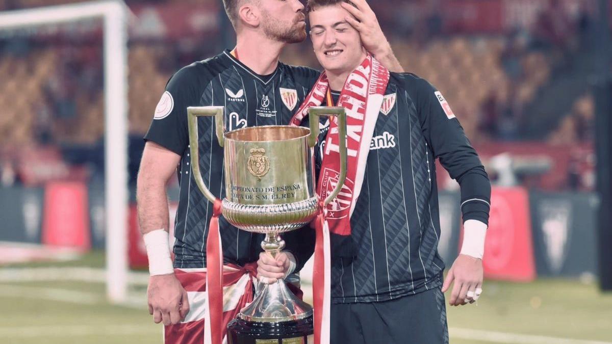 Unai Simón y Julen Agirrezabala celebran el título de Copa / Athletic Club