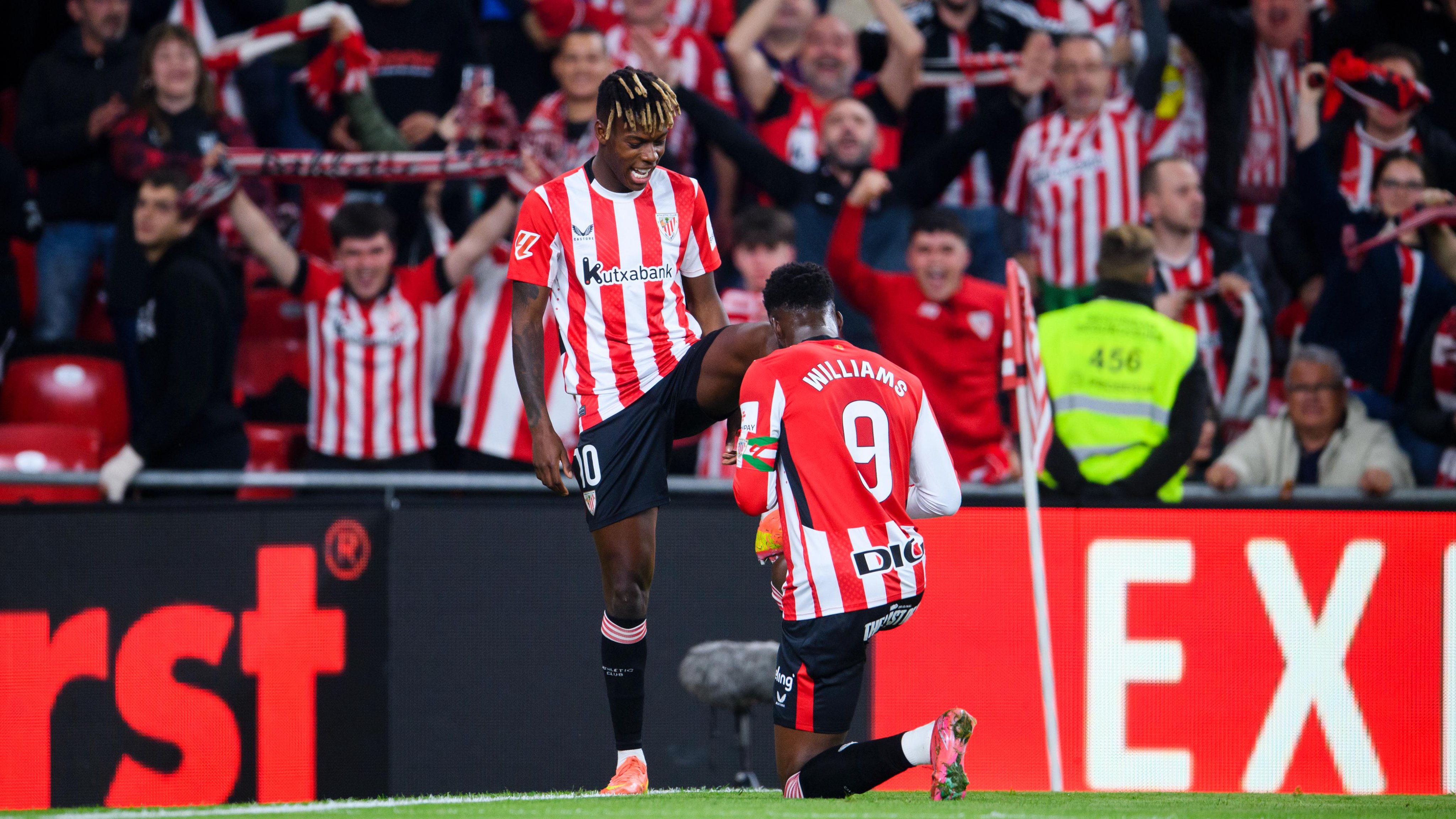 Nico Williams celebra con su hermano el gol anotado ante el Rayo Vallecano / Athletic Club