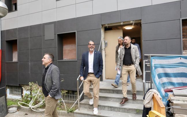 El consejero Denis Itxaso y el alcalde Eneko Goia durante la visita a las obras de regeneración urbana del barrio de Altza, en Donostia