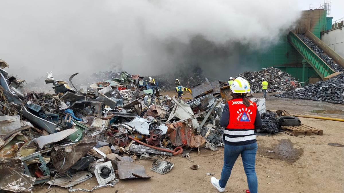 Incendio extinguido en una empresa de reciclaje del Polígono Industrial de Gojain (Araba).