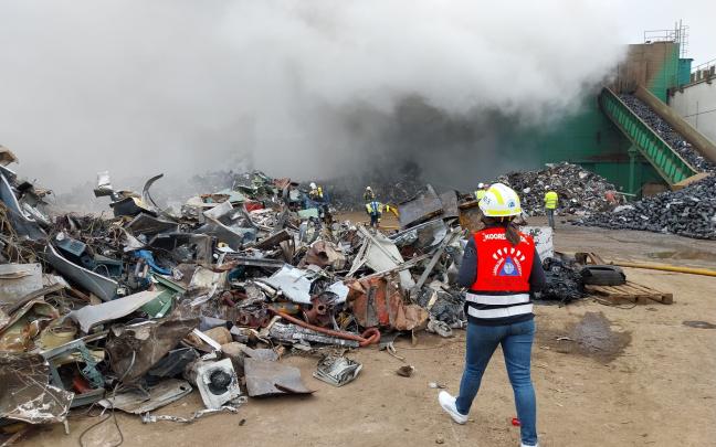 Incendio extinguido en una empresa de reciclaje del Polígono Industrial de Gojain (Araba).