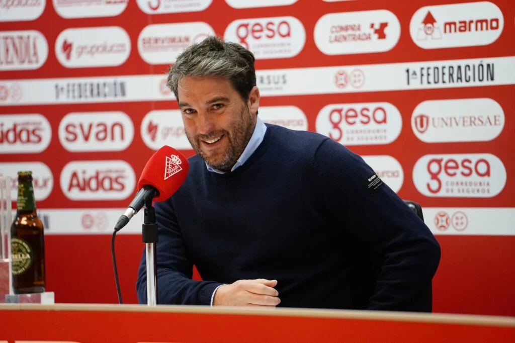 Asier Goiria durante una conferencia de prensa esta temporada. / REAL MURCIA CF