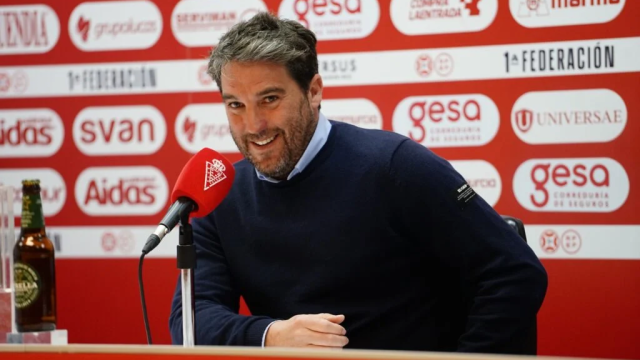 Asier Goiria durante una conferencia de prensa esta temporada. / REAL MURCIA CF