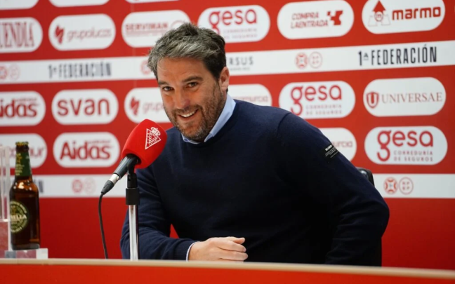 Asier Goiria durante una conferencia de prensa esta temporada. / REAL MURCIA CF Asier Goiria durante una conferencia de prensa esta temporada. / REAL MURCIA CF