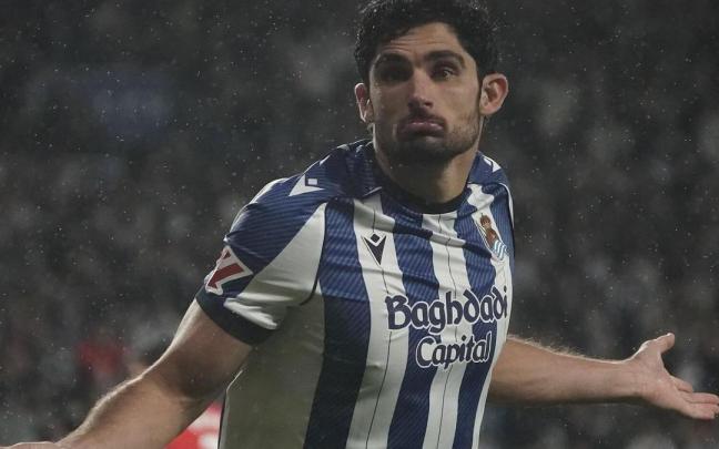 Gonçalo Guedes celebra su gol ante el Athletic. RUBEN PLAZA