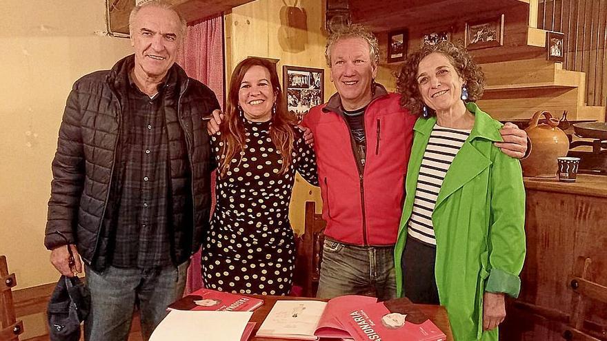 Gontzal Mendibil, Haizea Uribelarrea, Alberto Bargos y Elena Ciordia, en la presentación del libro Pasionaria. Bere bizitza