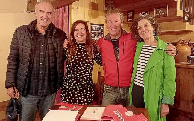 Gontzal Mendibil, Haizea Uribelarrea, Alberto Bargos y Elena Ciordia, en la presentación del libro Pasionaria. Bere bizitza