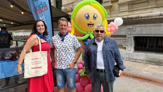 Mariano González, Lorelai González y Txema Gutiérrez disfrutan de la Aste Nagusia desde la terraza de Zurekin, en una jornada para descubrir el universo de Gonvador, un mundo de caramelo / ONDA VASCA