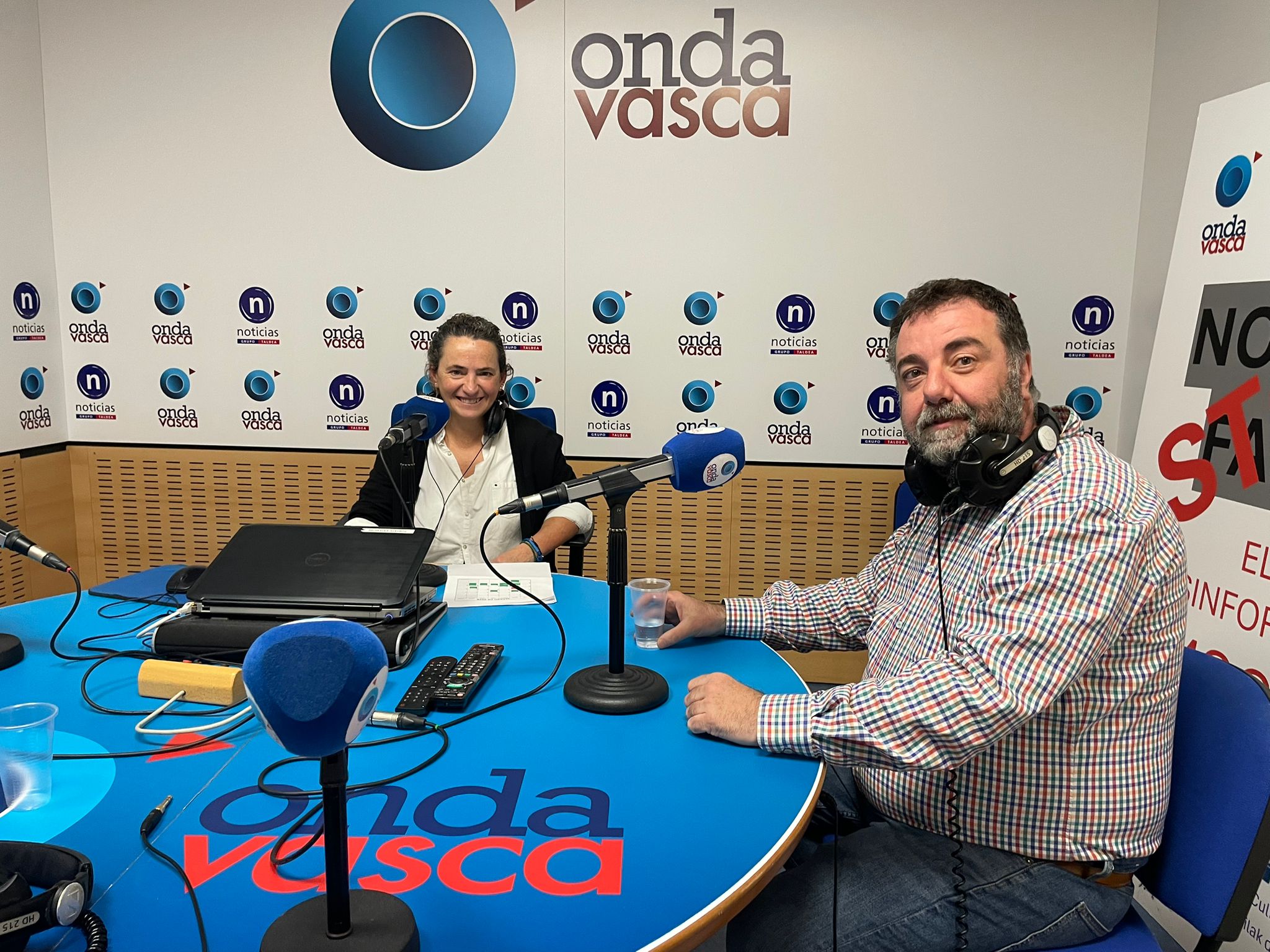 Arantza González, de Contra el Cáncer Bizkaia, y Juan Zuloaga, superviviente de cáncer colorrectal