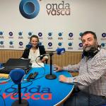 Arantza González, de Contra el Cáncer Bizkaia, y Juan Zuloaga, superviviente de cáncer colorrectal