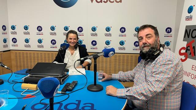 Arantza González, de Contra el Cáncer Bizkaia, y Juan Zuloaga, superviviente de cáncer colorrectal