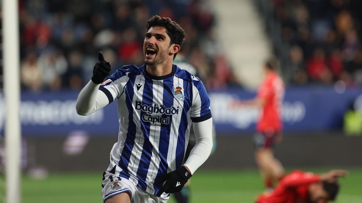 Gonzçalo Guedes celebra un gol. UNAI BEROIZ