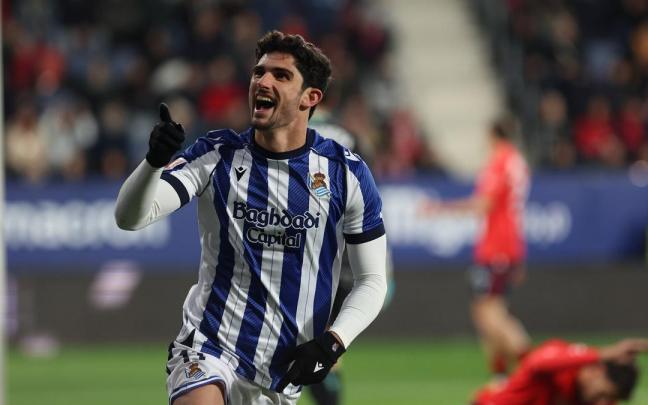 Gonzçalo Guedes celebra un gol. UNAI BEROIZ