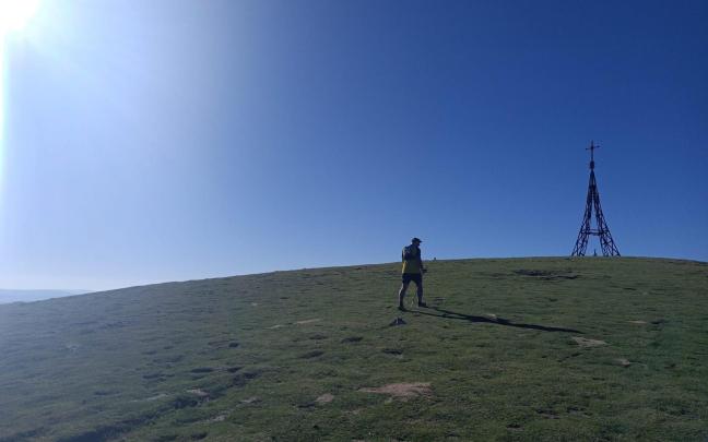 En el dispositivo desplegado en el Gorbea ha participado un helicóptero de la Ertzaintza con configuración de montaña, junto a efectivos de la Unidad de Vigilancia y Rescate / DEIA - Gonzalo Pérez Zunzunegi. 