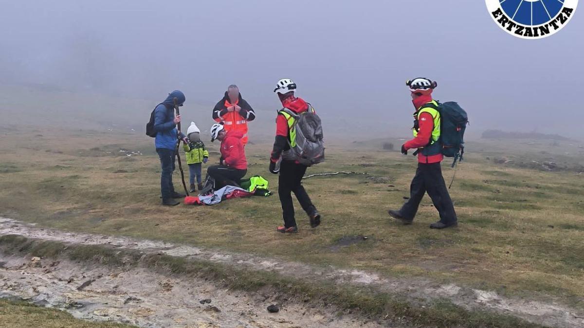 Efectivos de la Ertzaintza durante el rescate. ERTZAINTZA