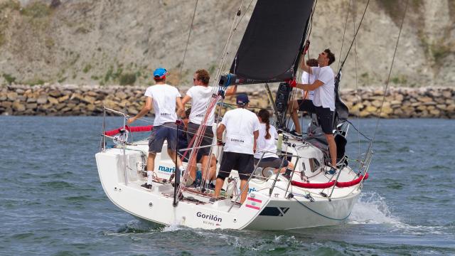 El Gorilón cántabro de Emigdio Bedia se apuntó la 35ª edición de la Regata EKP Costa Vasca-Ballena de Oro. Foto: RCMA-RSC