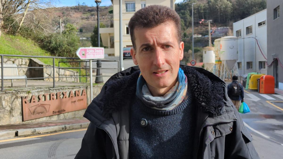 Gorka Zubiaurre, concejal de Alcaldia de Barakaldo junto a la subida al monte Arroletza