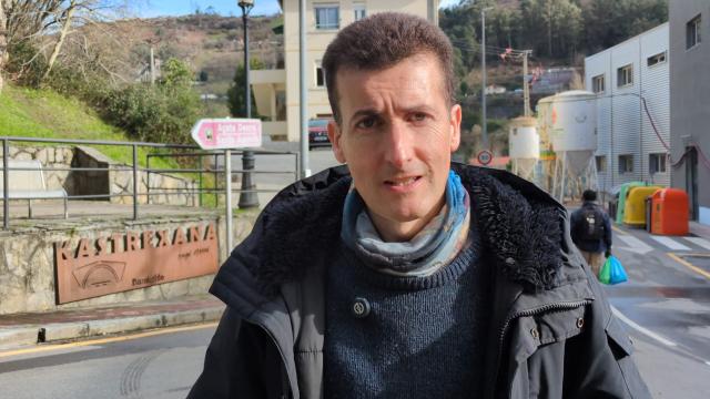 Gorka Zubiaurre, concejal de Alcaldia de Barakaldo junto a la subida al monte Arroletza