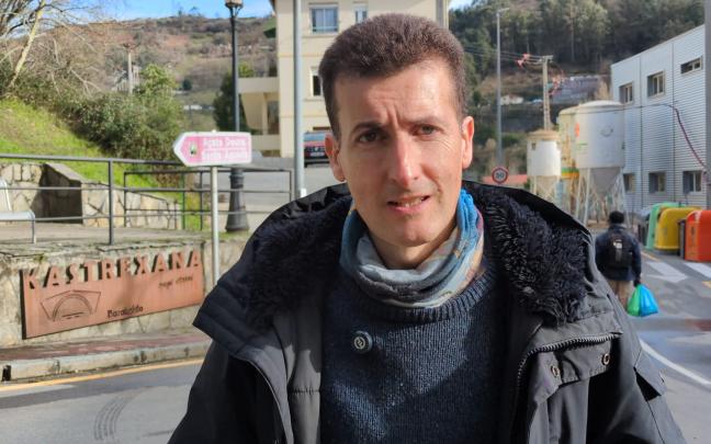 Gorka Zubiaurre, concejal de Alcaldia de Barakaldo junto a la subida al monte Arroletza