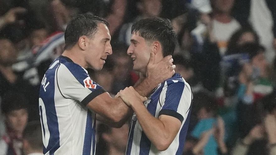 Gorrotxa, en la imagen con Oyarzabal, volverá hoy al once. RUBEN PLAZA