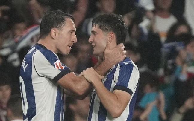 Gorrotxa, en la imagen con Oyarzabal, volverá hoy al once. RUBEN PLAZA