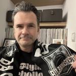 Iñaki López con la bufanda del Bilbao Basket.