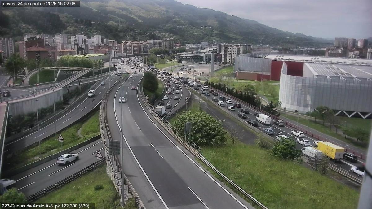 Retenciones en la A-8 a la altura de Barakaldo. X: @TRAFIKOAEJGV