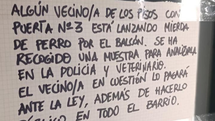 Cartel escrito por una comunidad de vecinos de Málaga. X: @LIOSDEVECINOS