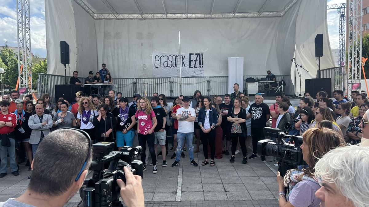 Vecinos de Ibailakua durante la concentración de ayer. Foto: @Garbine_Ruiz (X)