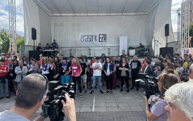 Vecinos de Ibailakua durante la concentración de ayer. Foto: @Garbine_Ruiz (X)