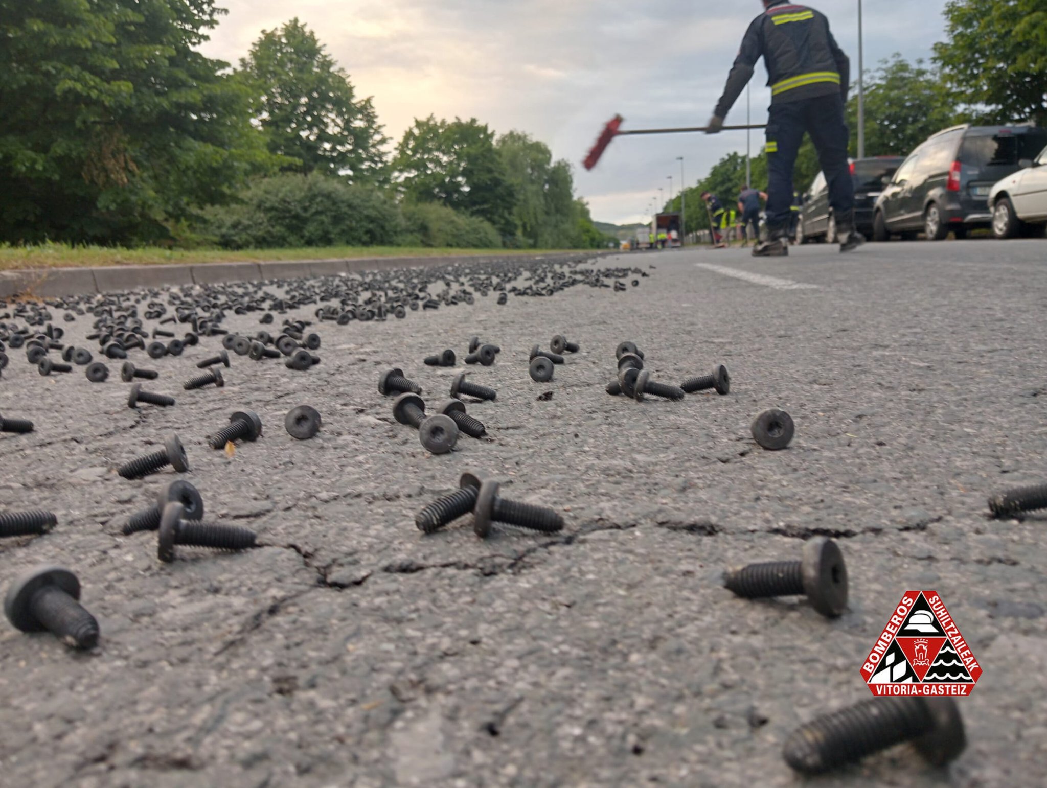 Labores de limpieza de la calzada, anoche en Jundiz. Foto: Bomberos de Gasteiz