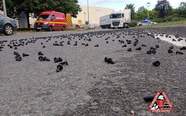 Labores de limpieza de la calzada, anoche en Jundiz. Foto: Bomberos de Gasteiz