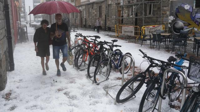 Una de las calles de Gasteiz cubiertas por la fuerte granizada ayer. |Noticias de Álava Una de las calles de Gasteiz cubiertas por la fuerte granizada ayer. |Noticias de Álava