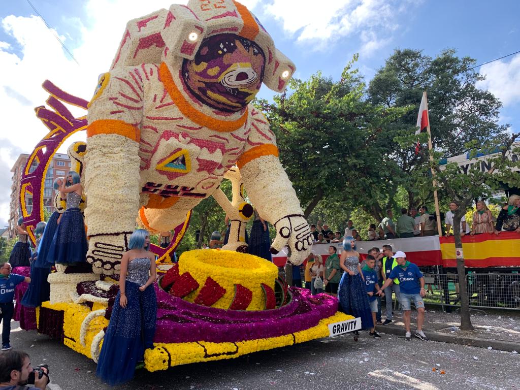 Una de las carrozas ganadoras de ediciones anteriores de la Batalla de Flores de Laredo