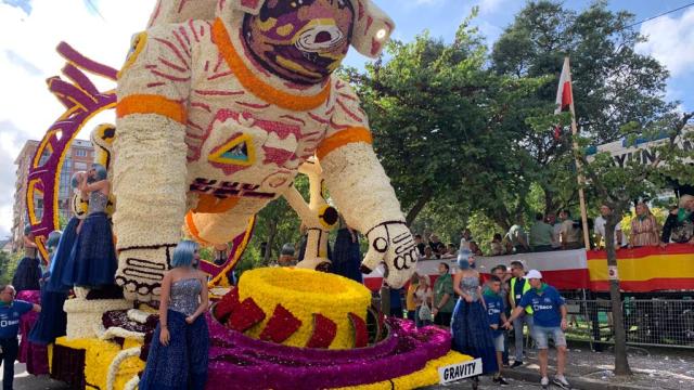 Una de las carrozas ganadoras de ediciones anteriores de la Batalla de Flores de Laredo