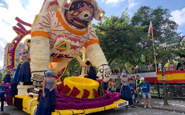 Una de las carrozas ganadoras de ediciones anteriores de la Batalla de Flores de Laredo