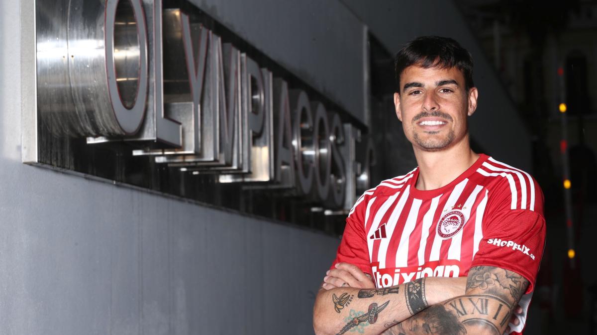 Dani García posa con su nueva camiseta de Olympiacos / Olympiacos 