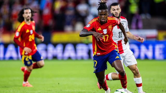 Nico Williams conduce el balón en una jugada individual ante Georgia / SeFutbol