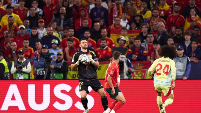 Unai Simón detiene un balón durante la final de la Nations League / SeFutbol