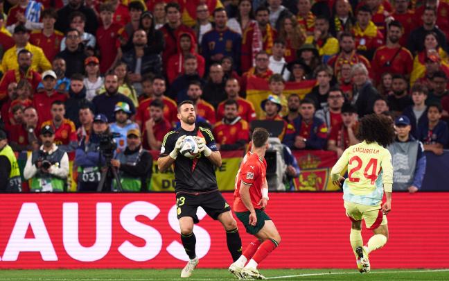 Unai Simón detiene un balón durante la final de la Nations League / SeFutbol