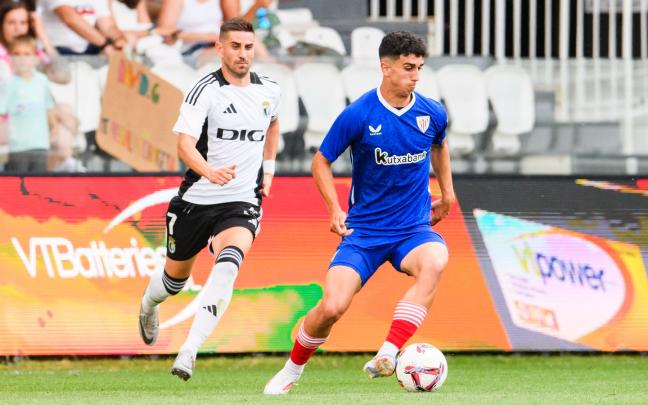 Aingeru Olabarrieta conduce el balón en el amistoso ante el Burgos / Athletic Club