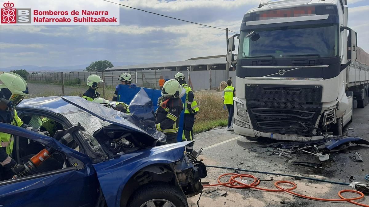 Accidente de tráfico mortal ocurrido en julio en San Adrián. Foto: Bomberos de Navarra