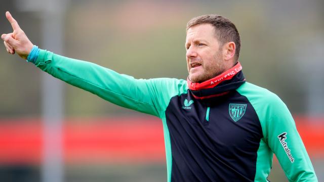 Ros en imagen dirigiendo una de las sesiones preparatorias en Lezama. / ATHLETIC CLUB Ros en imagen dirigiendo una de las sesiones preparatorias en Lezama. / ATHLETIC CLUB