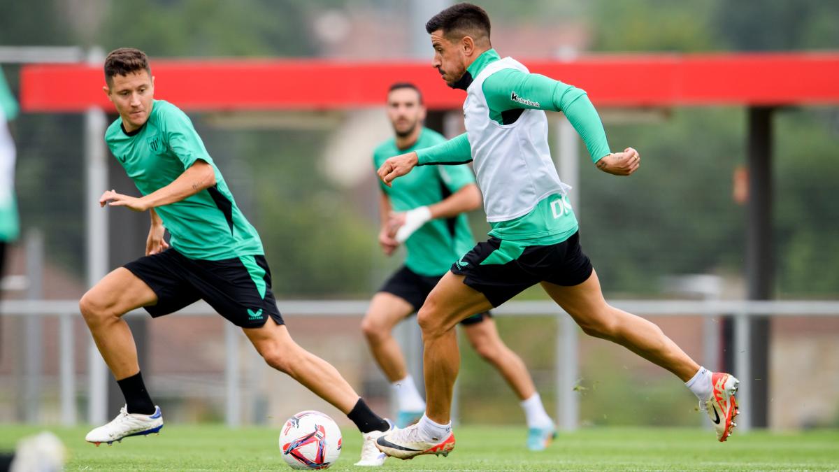 Yuri Berchiche conduce el balón durante el entrenamiento del pasado lunes / Athletic Club