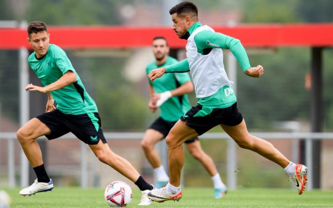 Yuri Berchiche conduce el balón durante el entrenamiento del pasado lunes / Athletic Club