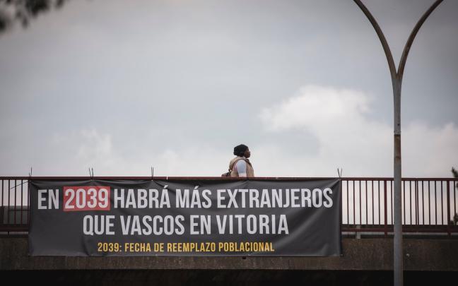 Uno de los carteles xenófobos situado estos días en Gasteiz. / X MAIDER ETXEBARRIA Uno de los carteles xenófobos situado estos días en Gasteiz. / X MAIDER ETXEBARRIA
