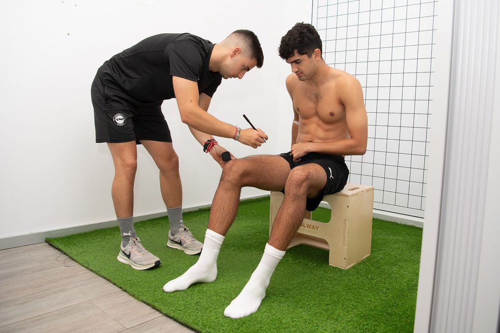 Manu Sánchez pasando esta mañana las pruebas médicas tras haber firmado como nuevo jugador albiazul. FOTO: Deportivo Alavés