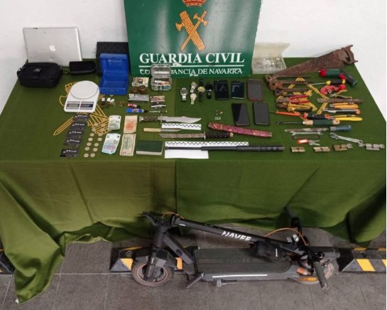 Vivienda ocupada precintada en Estella y material intervenido. Cedida