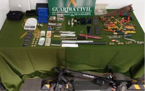 Vivienda ocupada precintada en Estella y material intervenido. Cedida