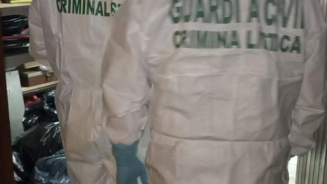 Agentes de la Guardia Civile en la vivienda en la que ha tenido lugar la explosión. EP